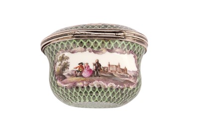Lot 100 - A mid-18th century German porcelain snuff box, circa 1760