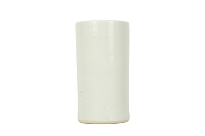 Lot 16 - A CHINESE WHITE-GLAZED ANHUA-DECORATED BRUSH POT, BITONG.