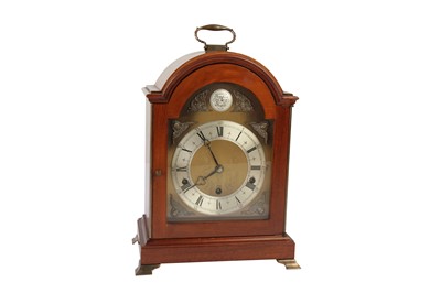 Lot 238 - A GEORGE III STYLE MAHOGANY BRACKET CLOCK BY ELLIOT, LONDON, MID/LATE 20TH CENTURY