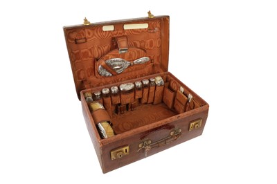 Lot 41 - AN EDWARDIAN TRAVELLING VANITY CASE