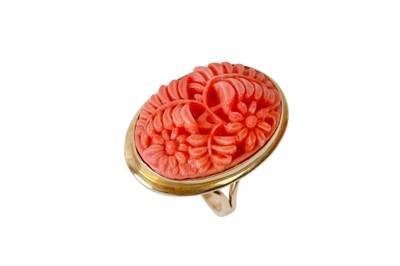 Lot 9 - A DRESS RING
