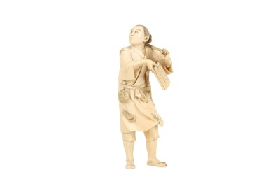 Lot 465 - λ A JAPANESE IVORY OKIMONO OF A MAN.