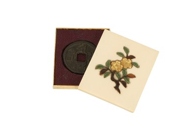 Lot 464 - λ AN OLD COIN IN A SHIBAYAMA BOX.