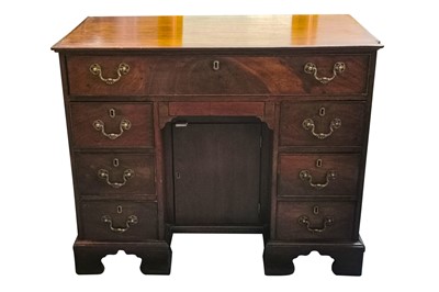 Lot 209 - A GEORGIAN MAHOGANY KNEEHOLE DESK
