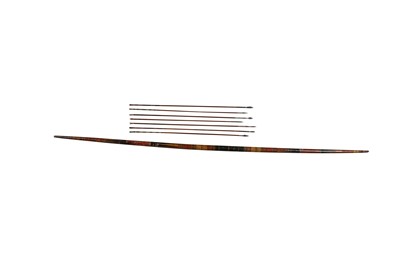 Lot 292 - A SINHALESE POLYCHROME-PAINTED AND LACQUERED WOODEN BOW AND SEVEN ARROWS