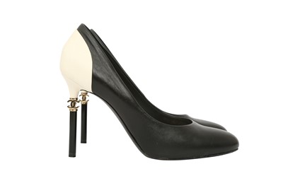 Lot 357 - Chanel Black Bi Colour CC Logo Heeled Pump - Size 39