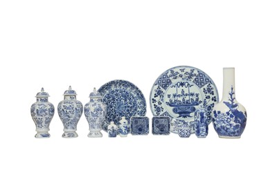 Lot 142 - A GROUP OF CHINESE BLUE  AND WHITE PORCELAIN.