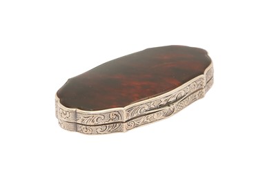 Lot 12 - AN EARLY 20TH CENTURY CONTINENTAL SILVER AND TORTOISESHELL TWIN COMPACT