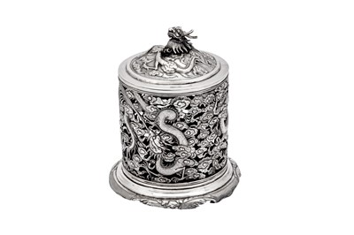 Lot 117 - A late 19th / early 20th century Chinese Export silver biscuit box, Canton 1900 retailed by Luen Wo
