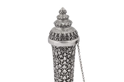 Lot 105 - A pair of late 19th / early 20th century Siamese (Thai) silver bottles (Ratanakosin), probably Bangkok circa 1900