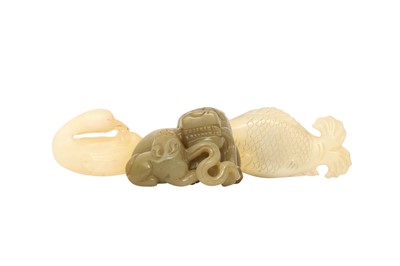 Lot 736 - THREE CHINESE JADE ANIMAL CARVINGS.