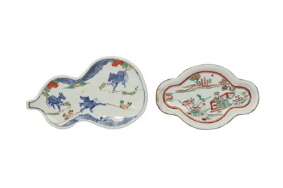 Lot 229 - A CHINESE WUCAI OVAL QUATEFOIL DISH TOGETHER WITH ANOTHER DISH.