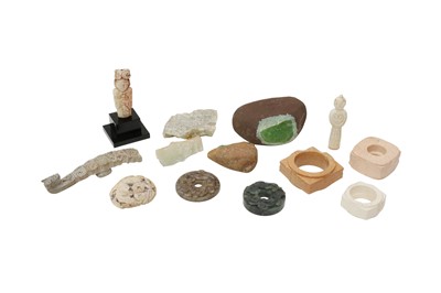 Lot 580 - A GROUP OF CHINESE JADE CARVINGS.