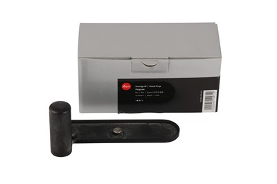 Lot 14 - A Leica Hand Grip 14 471