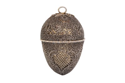 Lot 246 - A MINIATURE PARCEL-GILT SILVER FILIGREE BEZOAR STONE HOLDER