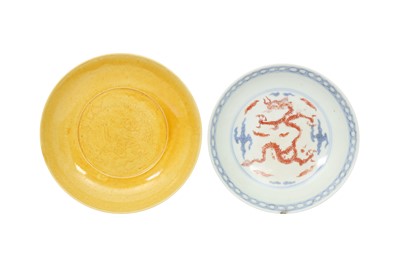 Lot 133 - A CHINESE YELLOW-GROUND AND A BLUE AND WHITE AND IRON-RED 'DRAGON' DISH.