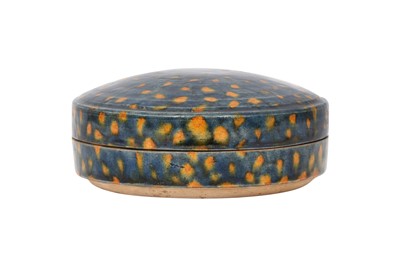 Lot 146 - A CHINESE YELLOW AND BLUE-GLAZED CIRCULAR BOX AND COVER.