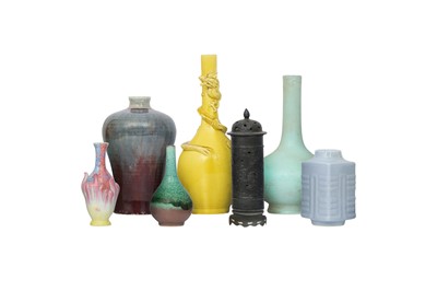 Lot 138 - A SMALL COLLECTION OF CHINESE CERAMICS.