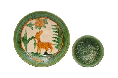 Lot 145 - A CHINESE SANCAI-GLAZED 'DEER' DISH AND A GREEN-GLAZED BOWL.