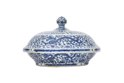 Lot 228 - A CHINESE BLUE AND WHITE CIRCULAR SWEETMEAT BOX AND COVER.