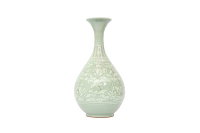 Lot 32 - A KOREAN SANGGAM SLIP-INLAID CELADON 'CRANES' BOTTLE VASE.