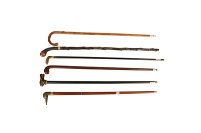 Lot 296 - AN EBONISED WALKING CANE WITH A CARVED WOOD RABBIT HANDLE, 19TH CENTURY