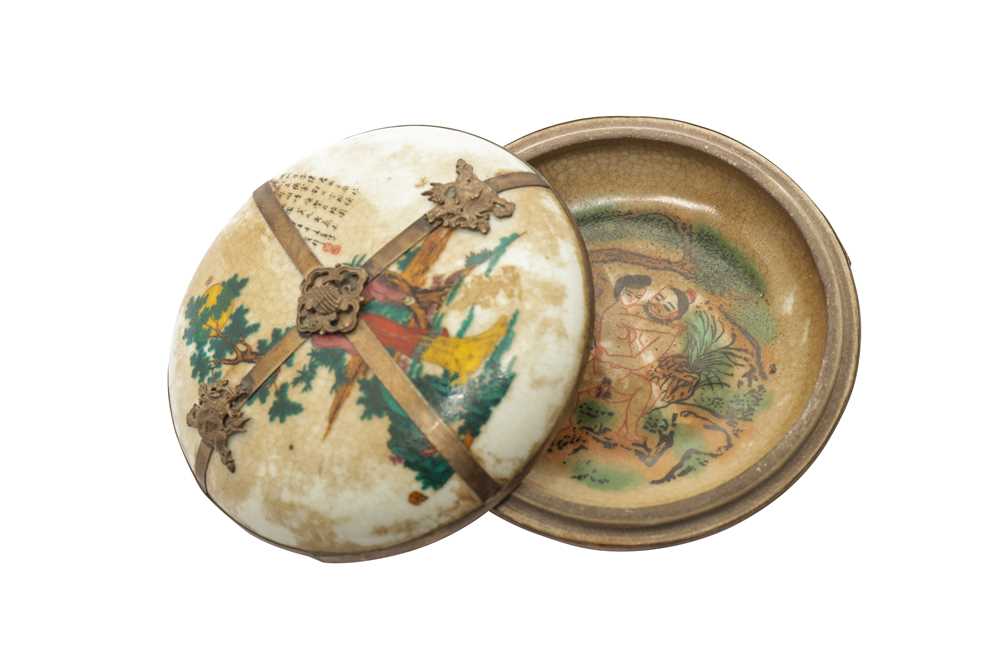 Lot 568 - A CHINESE POWDER BOWL