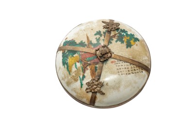 Lot 568 - A CHINESE POWDER BOWL