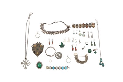 Lot 58 - A GROUP OF COSTUME JEWELLERY