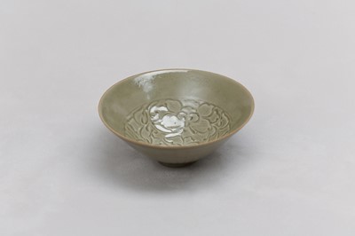 Lot 56 - A CHINESE YAOZHOU CELADON-GLAZED BOWL.