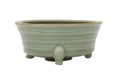 Lot 365 - A CHINESE CELADON GLAZED TRIPOD CENSER.