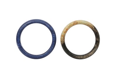 Lot 188 - A CHINESE JADE AND LAPIS LAZULI BANGLE.