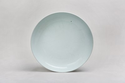 Lot 101 - A CHINESE WHITE-GLAZED CHARGER.