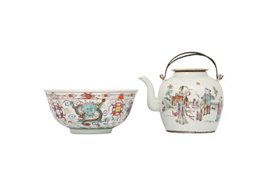 Lot 354 - A CHINESE FAMILLE ROSE TEAPOT TOGETHER WITH A BOWL.