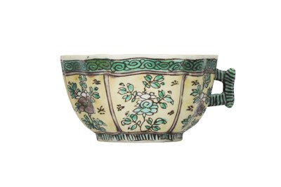 Lot 290 - A CHINESE FAMILLE VERTE CUP.