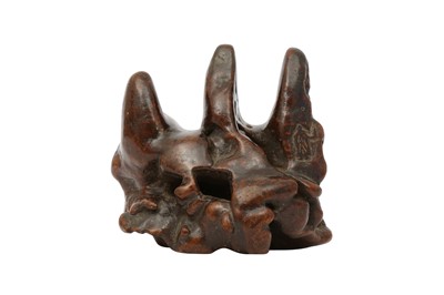 Lot 237 - A CHINESE BURLWOOD 'MOUNTAIN' TOGGLE OR BRUSH REST.