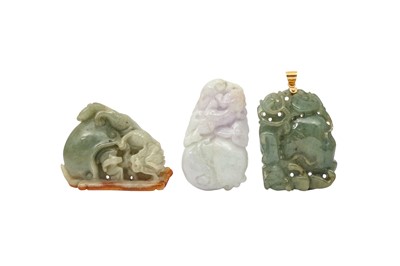 Lot 192 - THREE CHINESE JADE PENDANTS.
