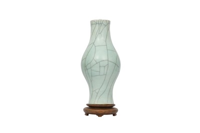 Lot 25 - A CHINESE CRACKLE-GLAZED VASE.