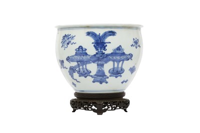 Lot 75 - A CHINESE BLUE AND WHITE FISHBOWL.