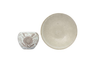 Lot 589 - A CHINESE QINGBAI SAUCER DISH AND AN UNDERGLAZE-RED WATERPOT.
