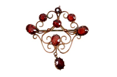 Lot 6 - A GARNET BROOCH