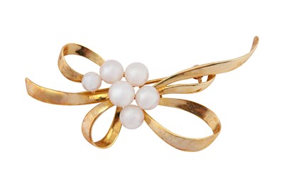 Lot 192 - Mikimoto I A pearl brooch