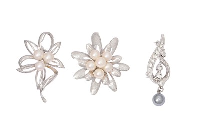 Lot 9 - THREE PEARL BROOCHES