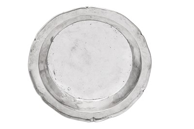 Lot 271 - A large 19th / 20th century Spanish colonial unmarked silver dish