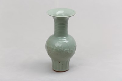 Lot 66 - A CHINESE LONGQUAN CELADON 'PHOENIX TAIL' VASE.