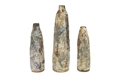 Lot 392 - ADELA POWELL (BRITISH, B1945), A SET OF THREE POTTERY VASES, CONTEMPORARY