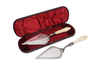 Lot 294 - A cased Victorian sterling silver presentation trowel, Sheffield 1890 by George Warriss