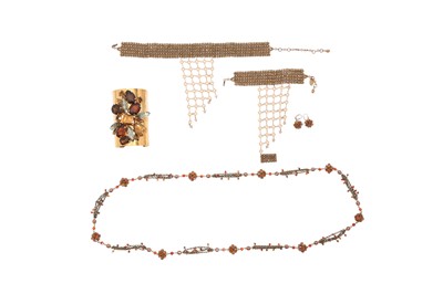 Lot 40 - A GROUP OF COSTUME JEWELLERY