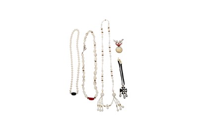 Lot 60 - A GROUP OF COSTUME JEWELLERY