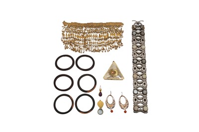 Lot 48 - A GROUP OF COSTUME JEWELLERY